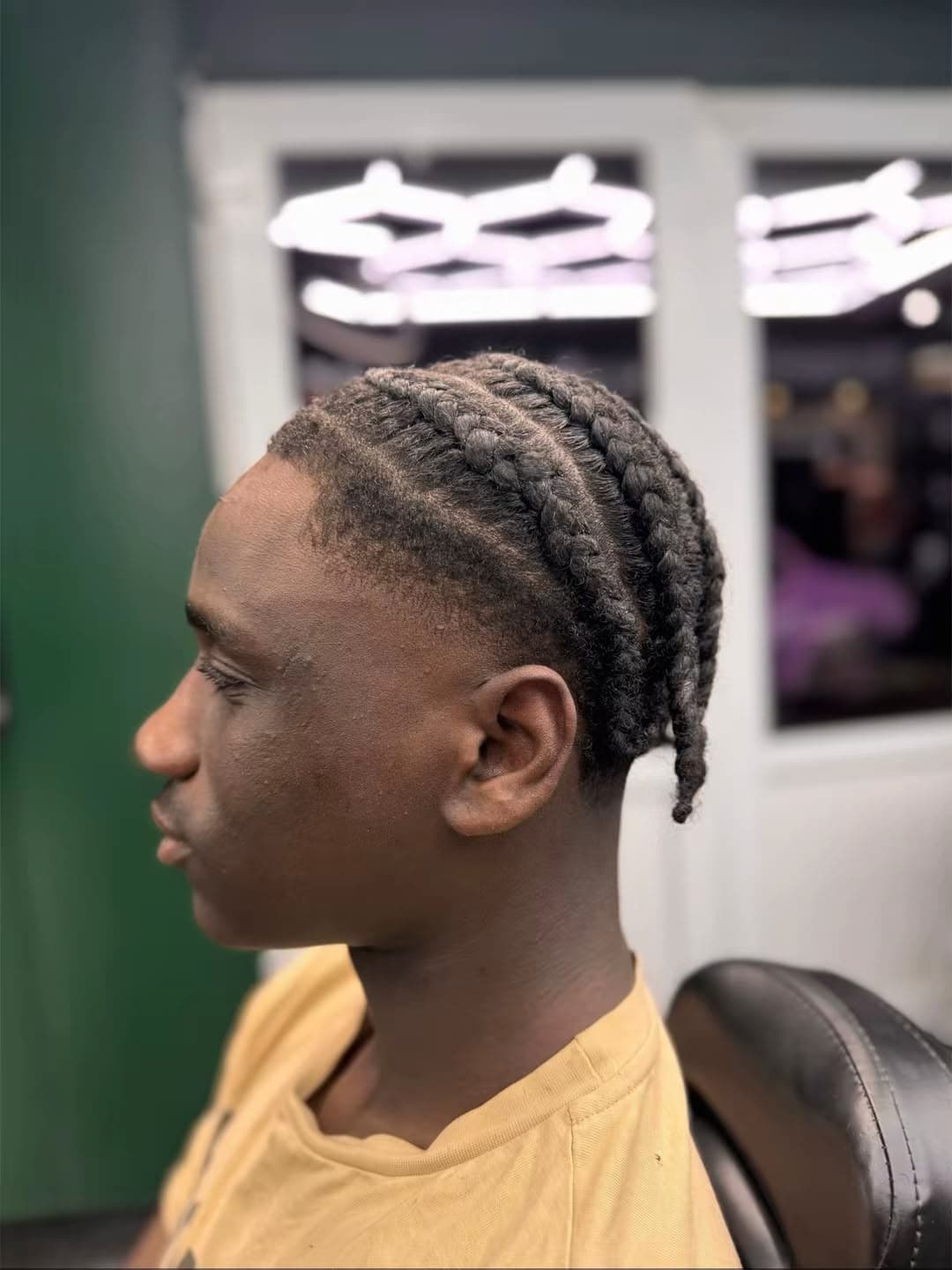 Cornrows mit sauberem Hairline-Finish, Profilansicht